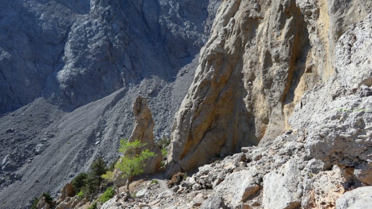 Neben der Felsnadel gehts durch.