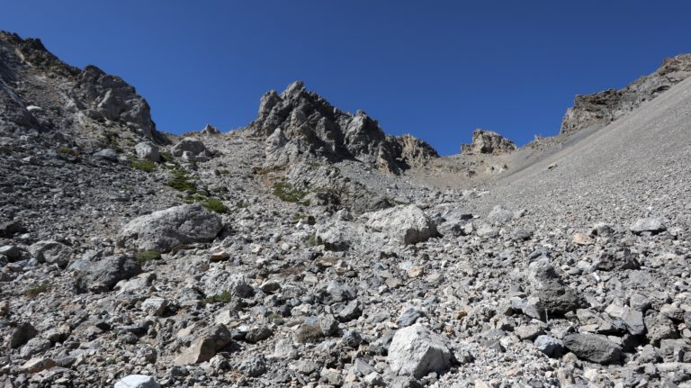 Steiles Geröll bis zum Afchenas-Pass