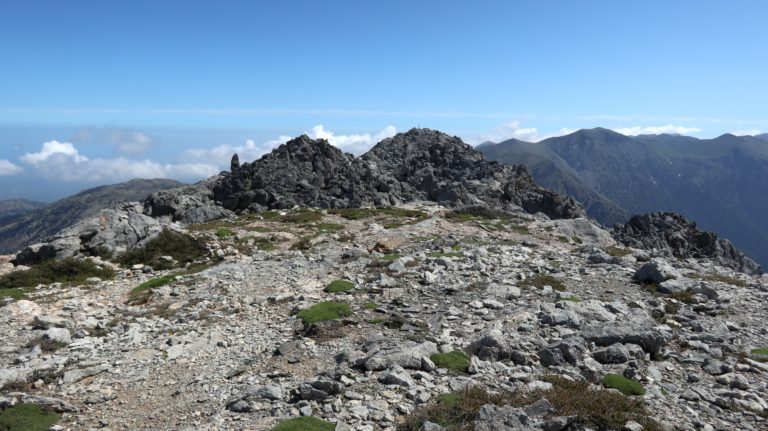 Blick vom Nebengipfel zum Hauptgipfel. Der Übergang dauert wie man sieht.