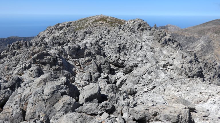 Blick vom Gipfel auf den Felsverhau, den man durchqueren muss.