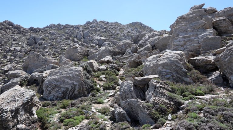 Auf ca. 2000 m wechseln wir auf die Pfadspur nördlich des Grates.