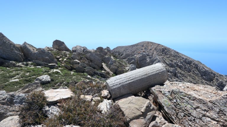 Umgefallene (Vermessungs)säule auf dem Gipfel