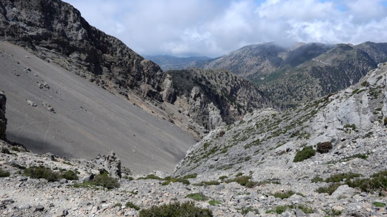 Blick vom Afchenas-Pass auf den Weg