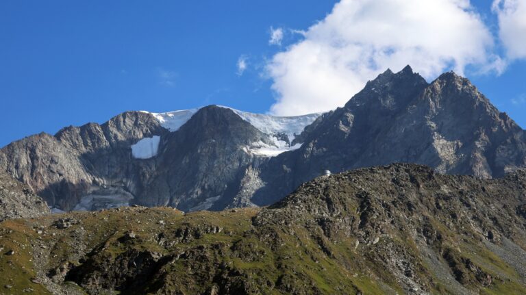 Die futuristisch anmutende Cabane du Vélan thront auf der Seitenmoräne unter dem Mont Vélan.