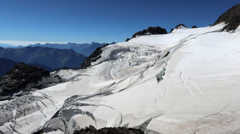 Blick von dem Plateau auf die Abstiegsroute. Der Eisbruch wird ganz links umgangen.