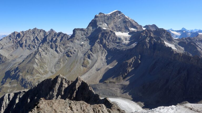 Rückblick von P. 3495 auf den Arête de la Gouille, im Hintergrund der Grand Combin