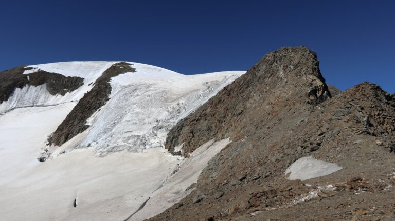 Bei P. 3495 gibt es ein Plateau für eine kurze Pause, dann geht es in einfacher Kraxelei (I) weiter zum Gipfelgletscher.