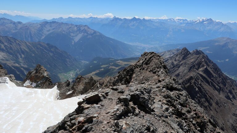 Abstieg auf dem Grat Richtung Dents du Vélan neben der Gletscher-Steilstufe