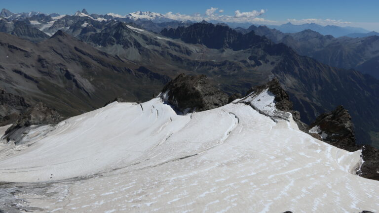 Blick auf die Abstiegsspur von der Gipfelfirnkuppe