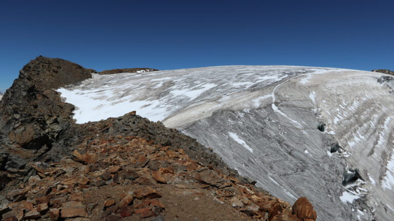 Übergang vom Dôme du Vélan auf den Grat, daneben die Eiswand, die man auch absteigen könnte (45°).