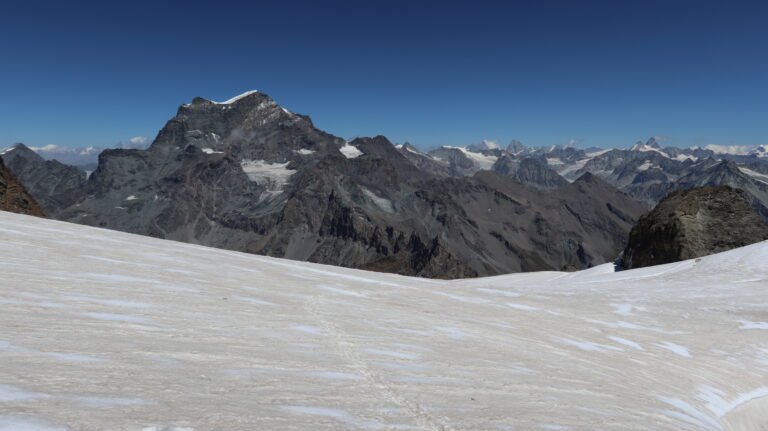 Der Abstieg auf dem Valsorey Gletscher beginnt.