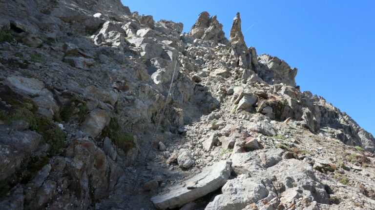 Der Aufstieg vom Glacier du Valsorey zum Col de la Gouille ist durchgehend mit Ketten gesichert.