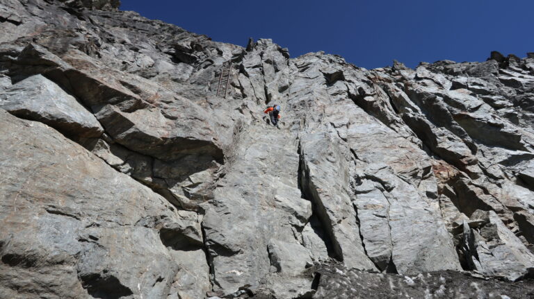 Beginn des gesicherten Steigs zum Col de la Gouille. Der Teil mit den dünnen Tritthilfen bis zur Leiter ist der schwierigste.