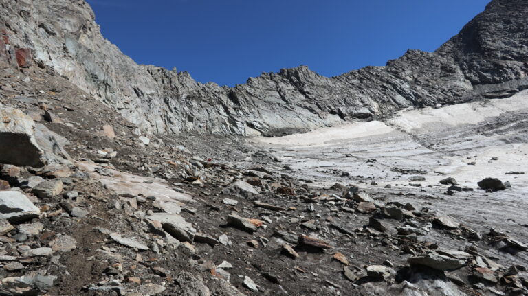 Aufstieg im Geröll neben dem Glacier du Tseudet zum Arête de la Gouille