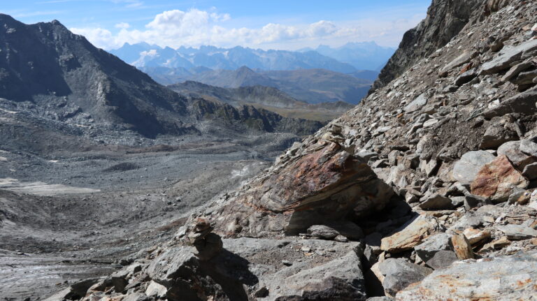 Die Umgehung des Glacier du Tseudet ist recht gut mit Steinmännchen markiert.