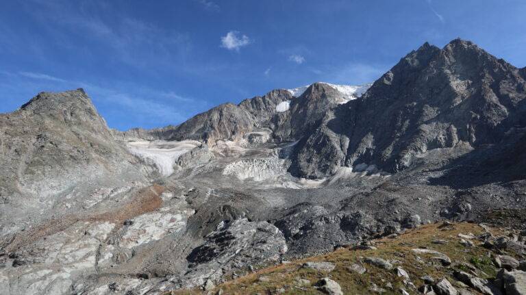 Blick von der Seitenmoräne auf den geröllbedeckten Glacier du Tseudet