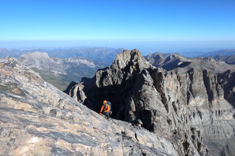 In der Plattenzone nach dem breiten Schuttsattel und dem Riss-Kamin (rechts vom Turm mit der Sicherungsstange)