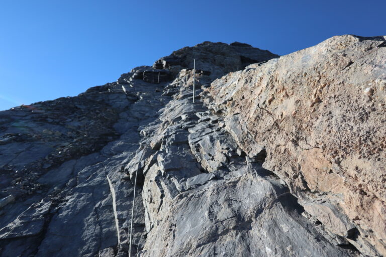 Stahlkabel auf der Plattenflanke nach dem Felsenfenster