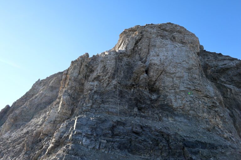 Blick vom Bösen Tritt (Scharte) zur Steilstufe mit den dicken Fixseilen (III ohne Seil, II mit Seil)