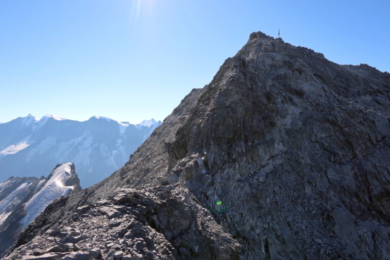 Die letzten Meter zum Gipfel (schuttig, aber mit Sicherungsstangen)