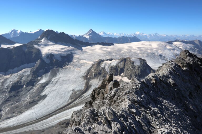 Gipfelblick über das Mutthorn zu den Walliser Alpen