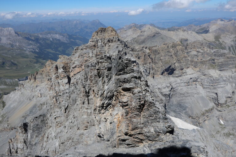 Am Bösen Tritt, Blick von den Fixseilen zum Zackenturm