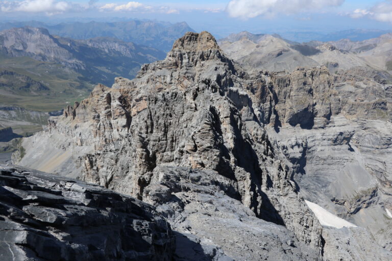 Abstieg auf der Plattenflanke mit Stahlkabel, Blick zum Riss-Kamin