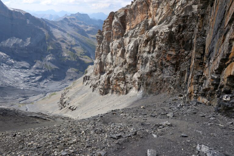 Am Büttlassasattel. Der Weg verläuft zunächst direkt an der Südwand der Büttlassa entlang.