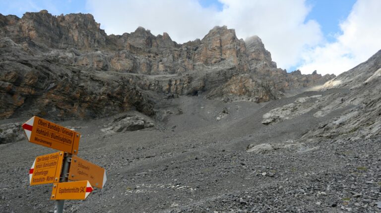 Abzweig vom Wanderweg unterhalb der Gspaltenhornhütte zum Büttlassasattel