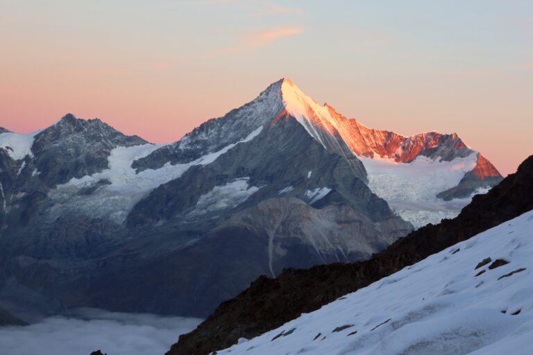 Erste Sonnenstrahlen am Weisshorn