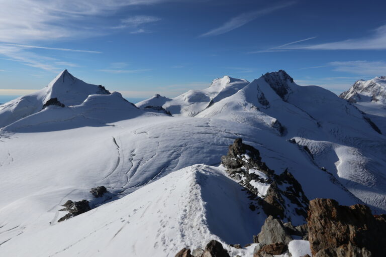 Rückblick auf dem Südostgrat zum rundlichen Feechopf mit der Spur zum Allalinhorn