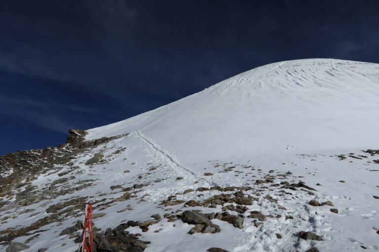 Unterhalb der Eisnase bei der Sicherungsstange. Die neue Variante führt unterhalb der Eisnase entlang zu P. 4163.