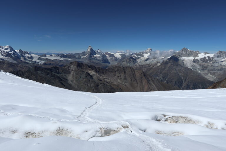 Beim Abstieg über den Alphubegletscher hat man eine fantastische Aussicht.