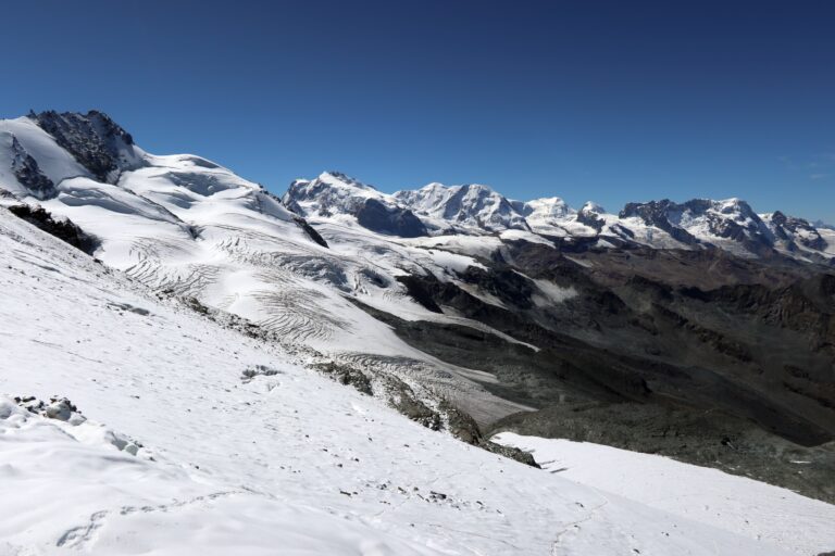 Der Alphubelgletscher hat ein paar steilere Passagen.