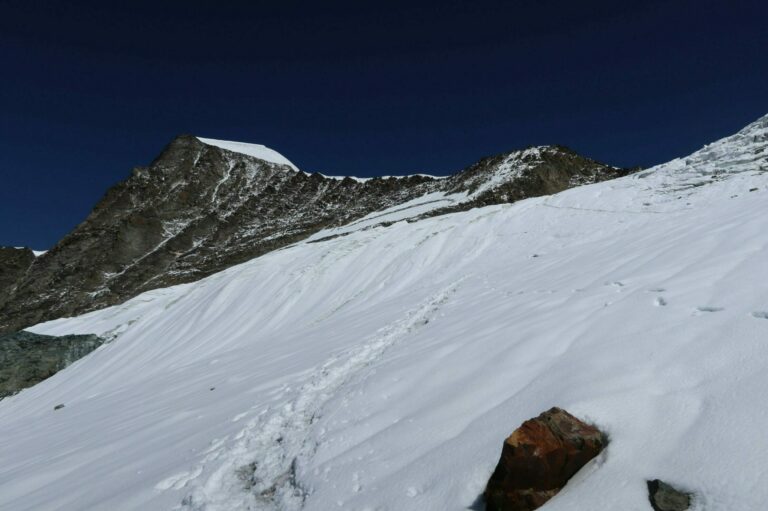 Aufstieg auf dem Alphubelgletscher, links die Eisnase