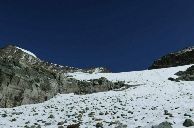 An der Zunge des Alphubelgletschers, der Weg führt oben zwischen den beiden Felsrigeln hindurch.