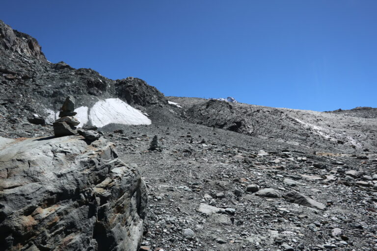 Steinmännchen im 5 m Abstand leiten zum Alphubelgletscher.