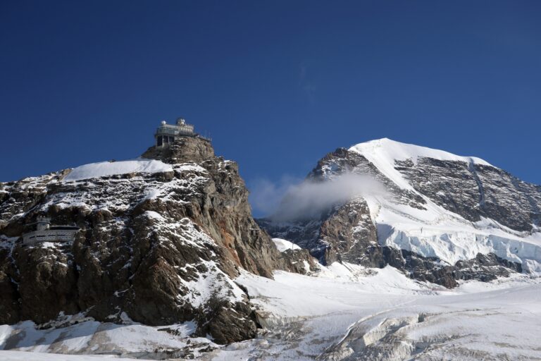 Rückblick zu Sphinx-Oberservatorium und Mönch