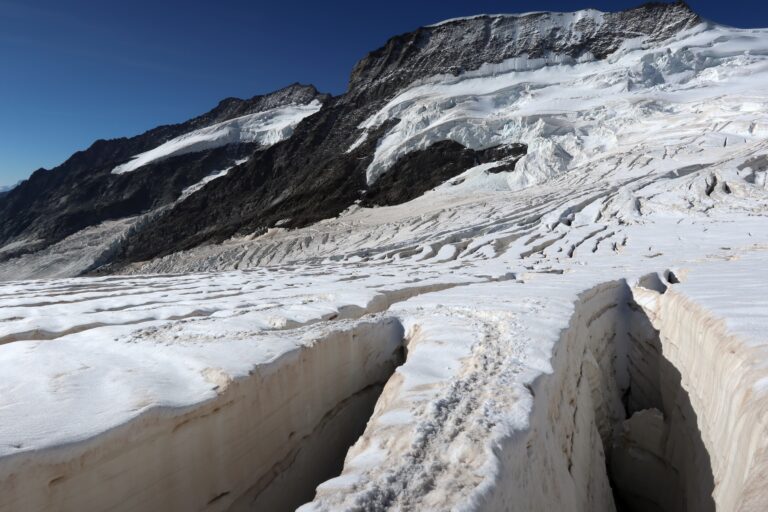 Auf dem Jungfraufirn gibt es Passagen mit grossen Spalten.