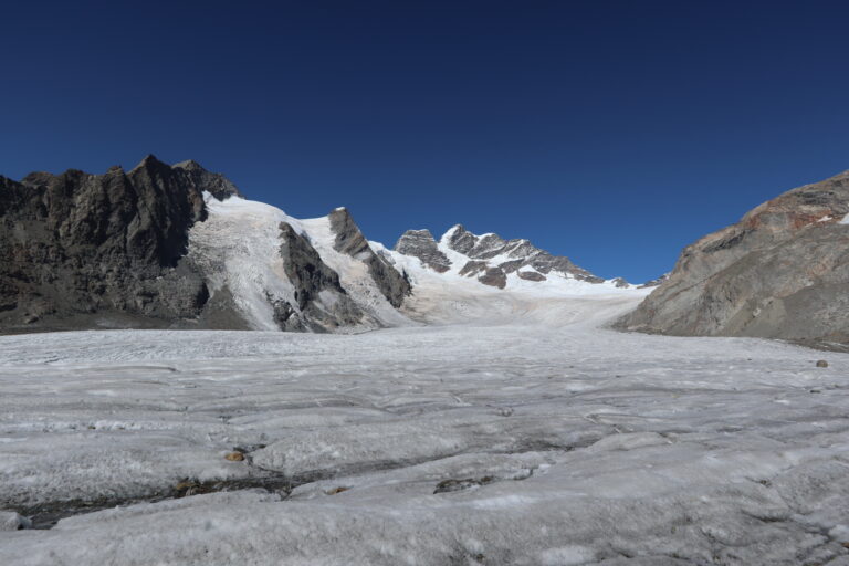 Rückblick auf den Abstieg vom Jungfraujoch vom flachen Teil des Jungfraufirns