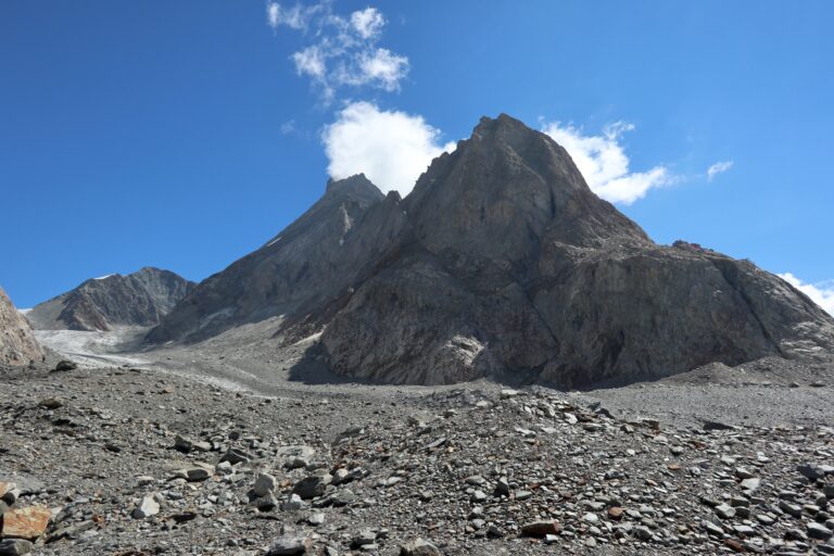 Abzweig auf den geröllbedeckten Grüneggfirn. Auf dem Fels rechts befindet sich die Konkordiahütte.