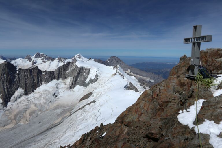 Das Finsteraarhorn ziert ein solides Gipfelkreuz.