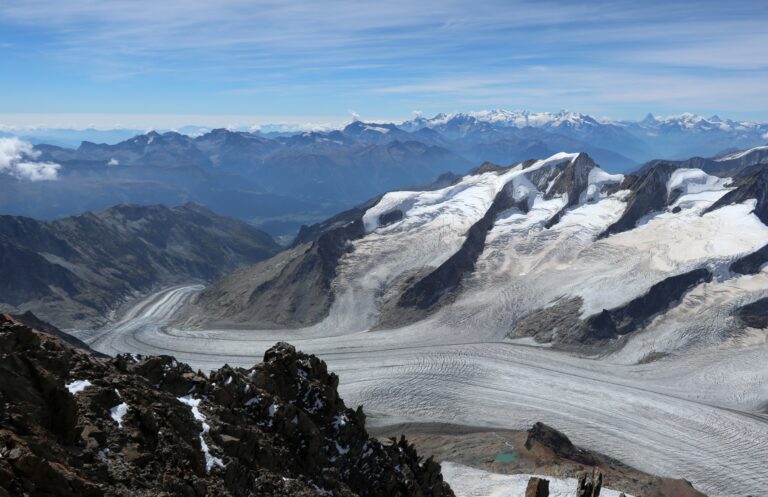 Blick über den Fieschergletscher zu den Walliser Alpen