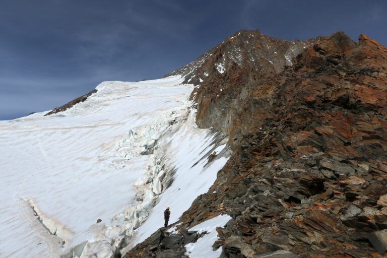 Blick vom Frühstücksplatz auf den Weg über den östlichen Fieschergletscher zum Hugisattel