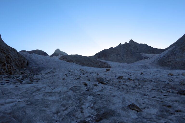 Der Galmigletscher wird rechts von der Felsinsel erstiegen.