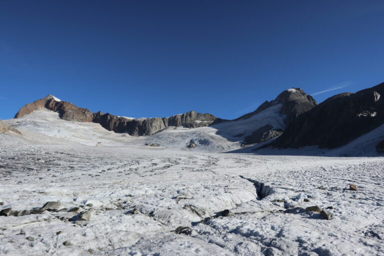 Auf dem flachen Studergletscher, rechts sieht man schon den flachen Rücken des Oberaarhorns.