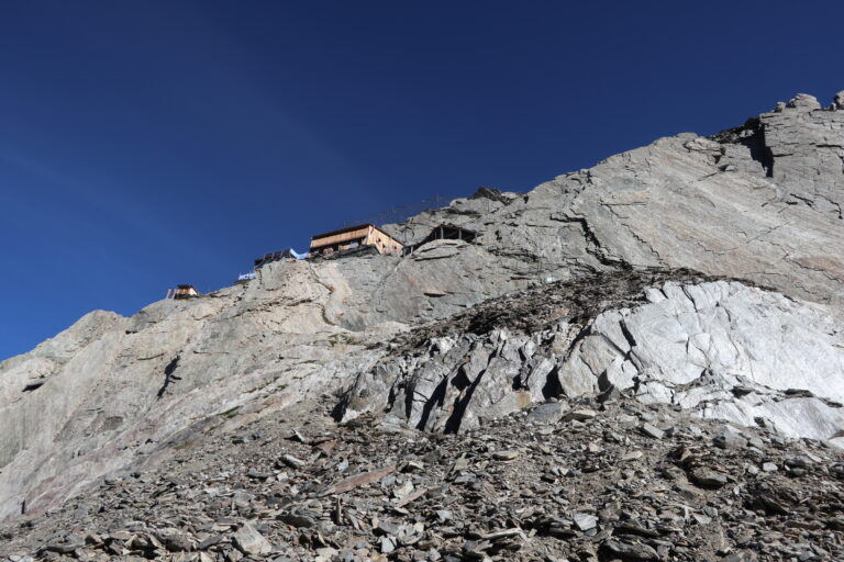 Blick vom Oberaarjoch zur Oberaarjochhütte