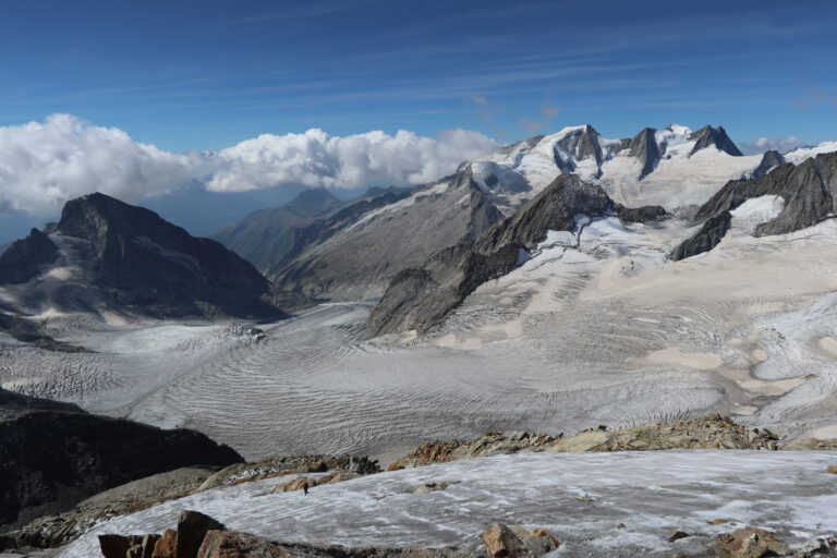 Blick vom Oberaarhorn auf den Aufstieg