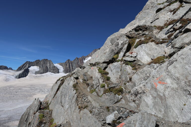 Der Einstieg von der Hüttenterrasse zum Oberaarhorn gebinnt mit leichter Kraxelei.