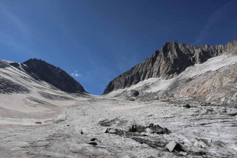 Rückblick vom Oberaargletscher zum Oberaarhorn (rechts)